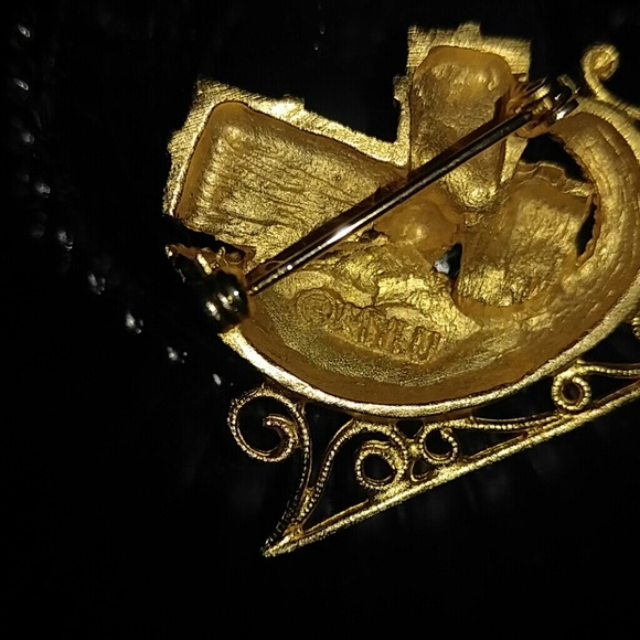 Vintage MYLU Christmas sleigh pin or brooch - Picture 2 of 2